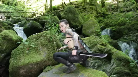 La belle brune française Irogenia fait un striptease en tenue de guerrière photo 7