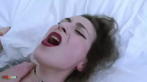 Irrogènia La brune française aux cheveux courts et aux seins naturels joue des échecs sales avec Terry Kemaco photo 12