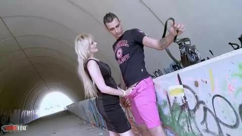 Roumaine à gros seins Ivana Rosano baise en exterieur photo 02