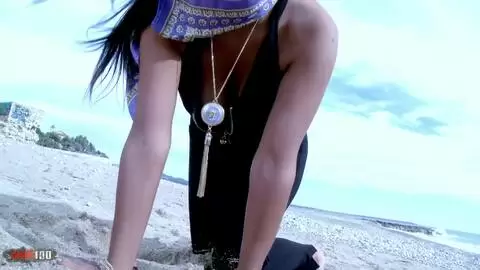 La star du porno métis à gros nichons Ivannah pose en bord de mer  photo 04