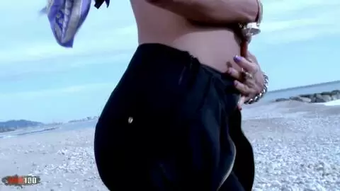 La star du porno métis à gros nichons Ivannah pose en bord de mer  photo 06