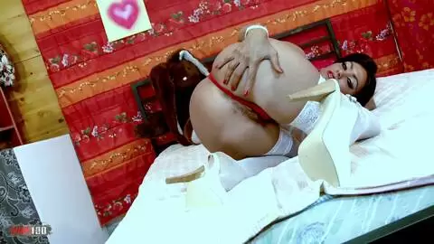 Ivannah te montre sa grosse chatte poilue photo 04