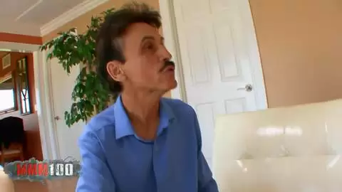 Jeune épouse baisée pendant que son vieux mari regarde photo 06