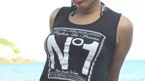 La belle noire Jana Montada faisant un striptease en bord de mer  photo 3