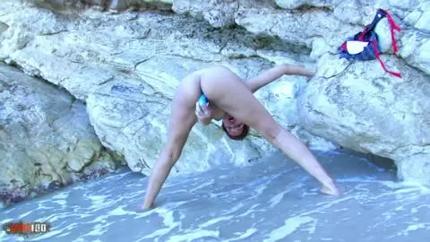 Jana Montada et Terry Kemaco baise sur la plage photo 02