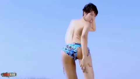 La très excitante petite arabe Jasmine Arabia se dénude sur la plage  photo 05