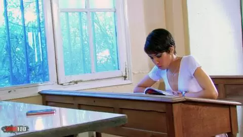 La jeune beurette Jasmine Arabia en uniforme scolaire se fait enculer en classe photo 01