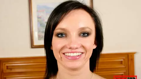 La pornstar jeune brune Jenny Anderson faisant un striptease 