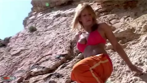 Une belle amatrice espagnole fait un strip dans les rochers photo 04