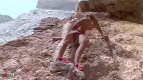 Une belle amatrice espagnole fait un strip dans les rochers photo 10