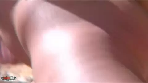 Une belle amatrice espagnole fait un strip dans les rochers photo 12