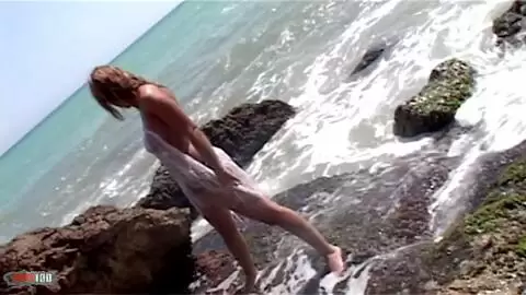 Une petite espagnole très chaude fait un strip à la mer photo 05