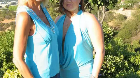 La MILF blonde à gros nichons Jessica Divine faisant un striptease  photo 2