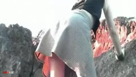 Blonde se dénude en bord de mer photo 02