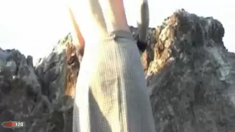 Blonde se dénude en bord de mer photo 07