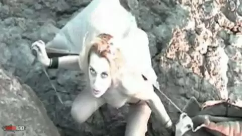 Blonde se dénude en bord de mer photo 09