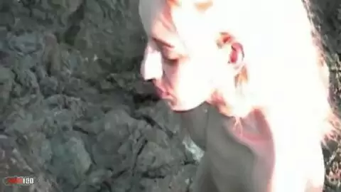 Blonde se dénude en bord de mer photo 10