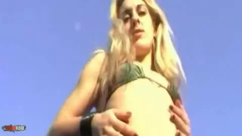 Etudiante blonde s'exhibe int&eacute;gralement &agrave; la plage photo 04