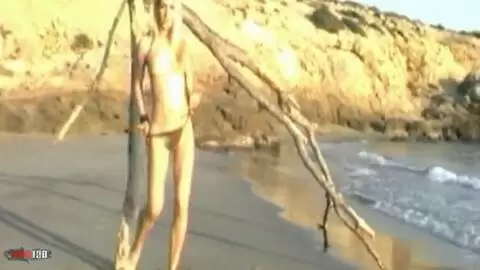 Etudiante blonde s'exhibe int&eacute;gralement &agrave; la plage photo 10