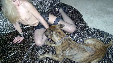 La ravissante petite blonde Jessica pose  photo 1