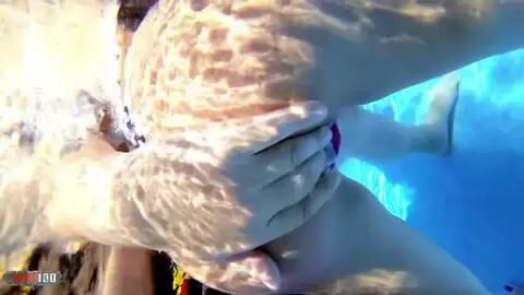 Jesyka Diamond baise dans la piscine puis sur le canapé photo 02