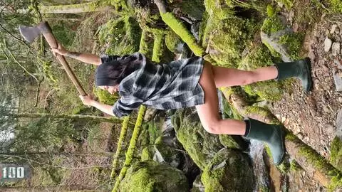 L'actrice porno espagnole Jordan Perry prend des photos avec une hache