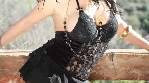 La ravissante brune à gros nichons Jordan Perry pose  photo 1