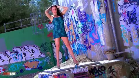 Jordan Perry Striptease brune à gros seins se terminant nue photo 01