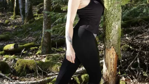 Jordan Perry, une espagnole aux gros seins, pose dans les bois photo 1
