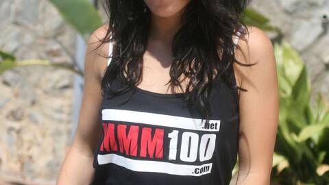 La magnifique teen brune Jordanne Kali pose vetue du Tshirt MMM100 
