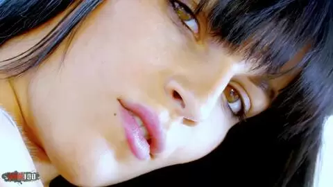 La star du porno jeune brune Jordanne Kali faisant un striptease sur le sofá  photo 09