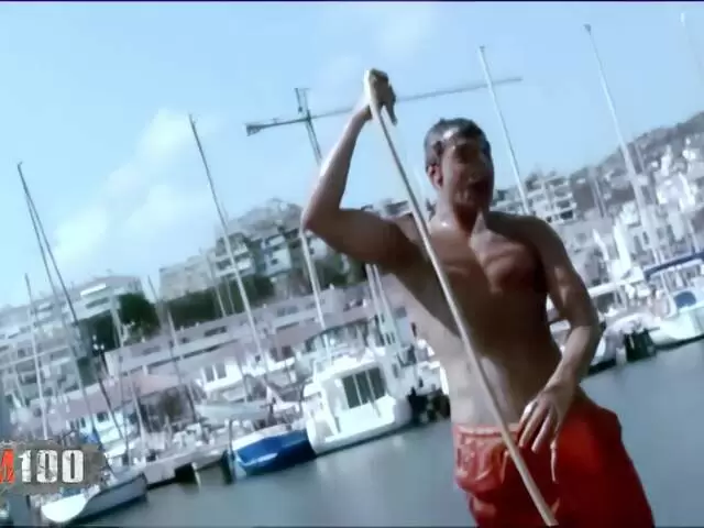 jorge Fernandez prend sa douche en public photo 1