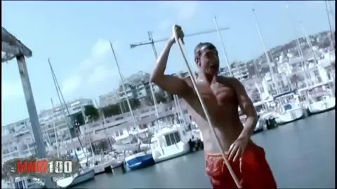 jorge Fernandez prend sa douche en public