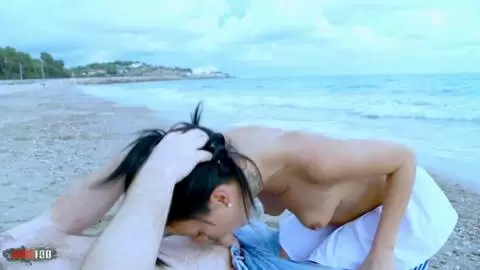 La fran&ccedil;aise Joyce Exess encul&eacute;e sur une plage publique photo 04