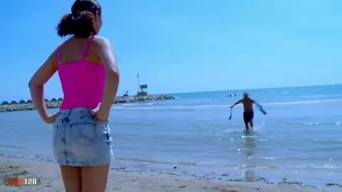 La superbe MILF latina Julia Gomez se fait enculer dans les bois photo 01