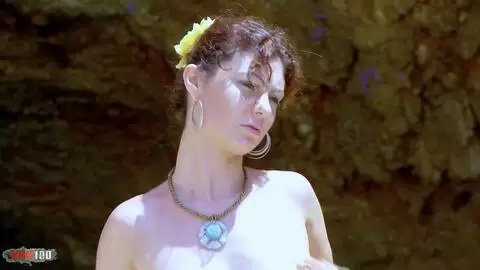 Coquineries anales à la plage avec la délicieuse française Julia Gomez photo 01