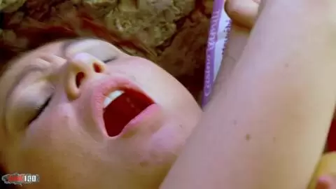 Coquineries anales à la plage avec la délicieuse française Julia Gomez photo 12