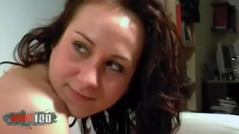 Julie est une douce jeune brune et elle adore baiser photo 10