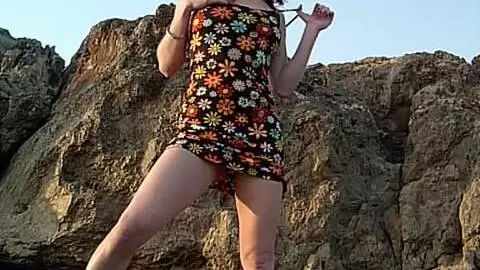 Julie nous fait un super strip à la plage photo 5