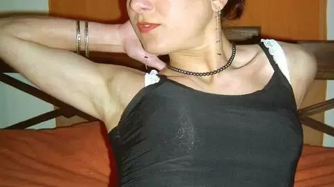 La belle jeune brune Julie se dénude  photo 3