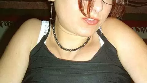 La belle jeune brune Julie se dénude  photo 6