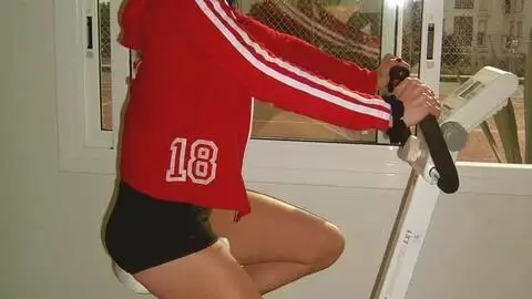 une jeune femme brune se déshabille dans la salle de gym photo 1