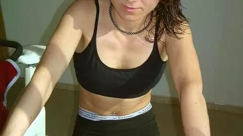 une jeune femme brune se déshabille dans la salle de gym photo 2