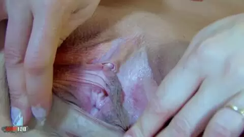 La superbe mère de famille brune à gros nichons Julina Wild se dénude sur le sofá  photo 16