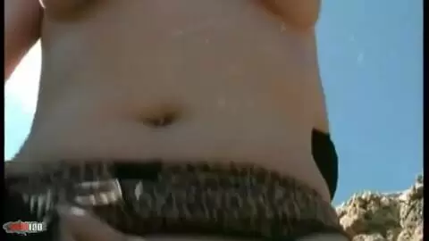 La ravissante Karen fait un strip en bord de mer  photo 11