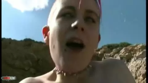 La ravissante Karen fait un strip en bord de mer  photo 12