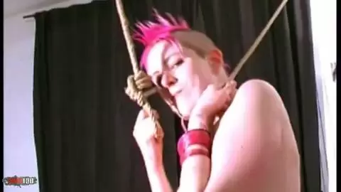 La très excitante Karen faisant un striptease  photo 10