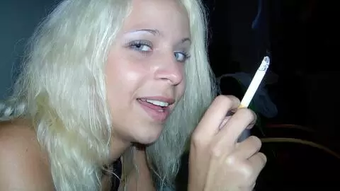 La superbe petite blonde Karina faisant un striptease  photo 3