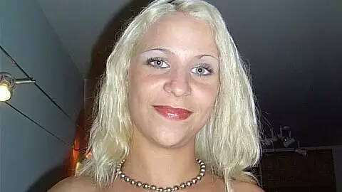 Karina nous fait un super strip très chaud photo 15