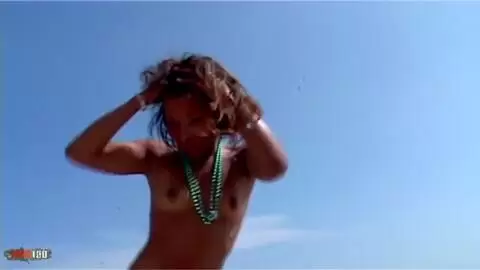 Karla Sanchez : metisse bien chaude fait son strip à la plage photo 15